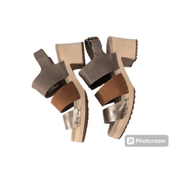 Women's TOMS Metallic Gold Leather Clogs Sandals Size 10 - Picture 5 of 6